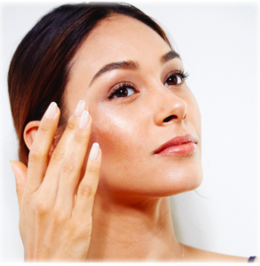 A women caressing her own face, looking at her makeup in motion