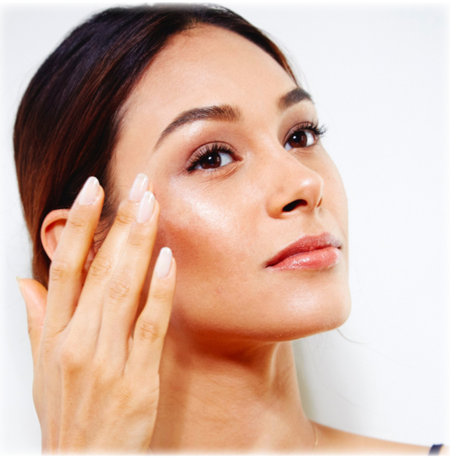 A women caressing her own face, looking at her makeup in motion