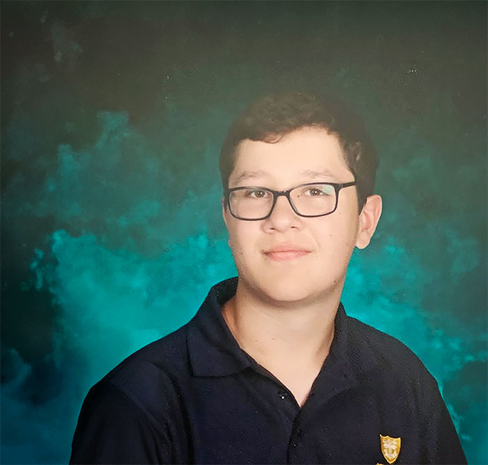 A senior class photo with a blue green background